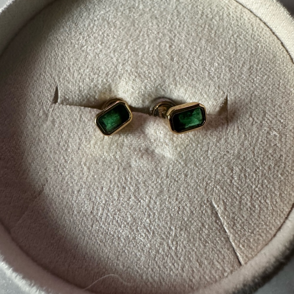 MELANIE AULD
Emerald cut earrings (green)